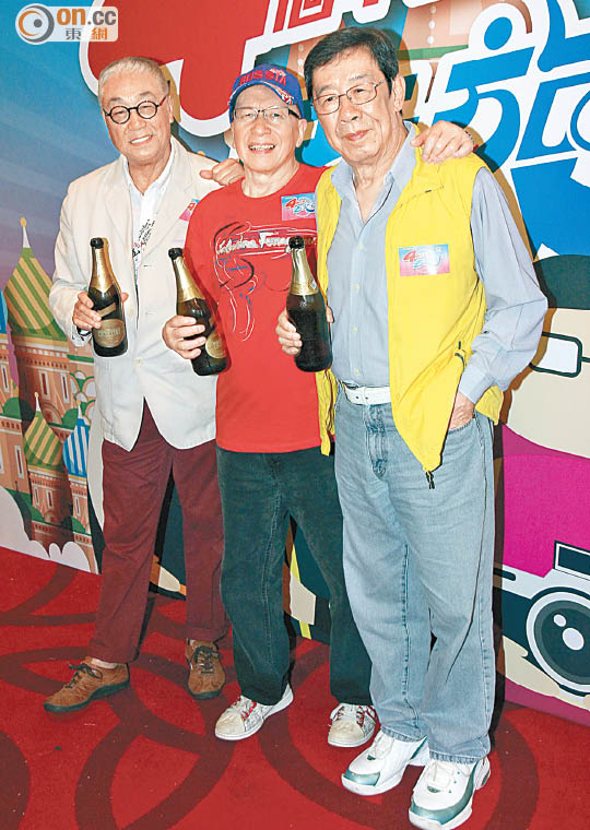 （左起）曾江、Joe Junior及胡枫“三缺一”祝酒，庆祝收视高开。