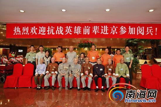 海南抗战老同志和陪同家属及海南省军区带队人员合影。