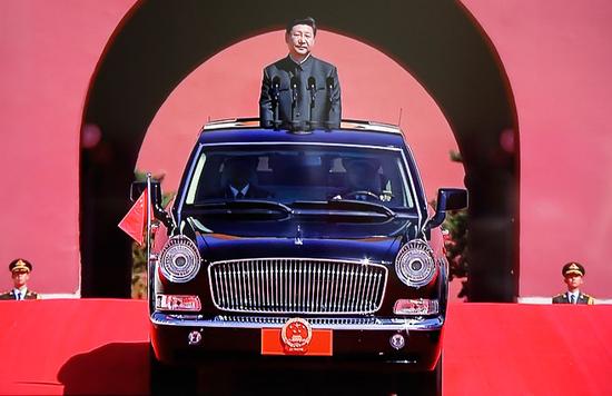 习大大乘坐的阅兵车悬挂国徽“车牌”驶过金水桥