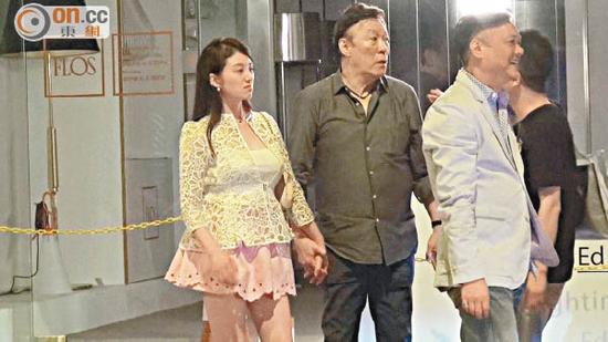 70岁陈欣健夜蒲醉意十足 牵俩嫩妹聊不停