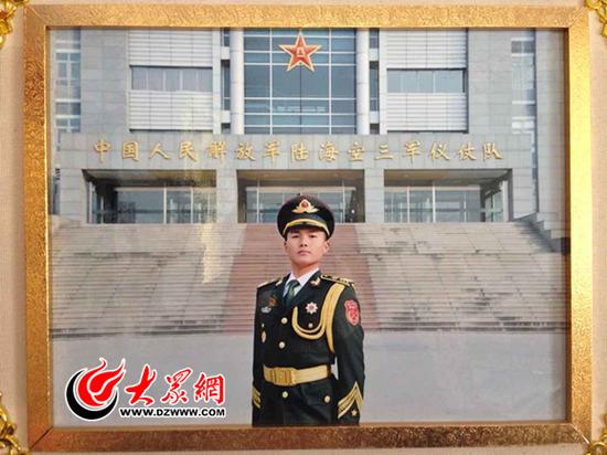 .李玉晨身著軍裝的照片掛在父母開的餐館內(nèi)