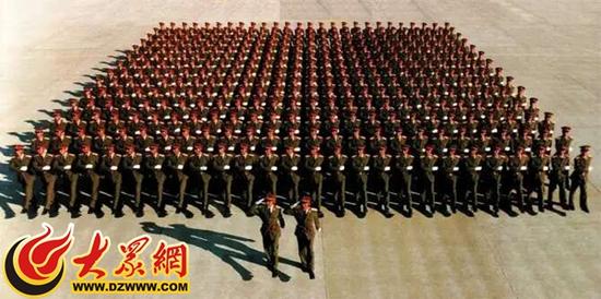 1999年阅兵,国防大学学员方队,陈宝华在一排第十三列