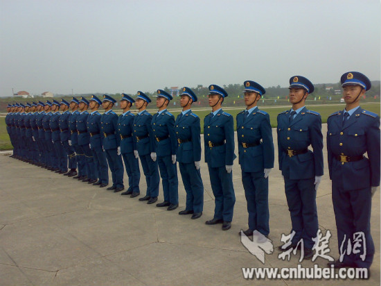 右三为2009年参加阅兵训练的蒋勇