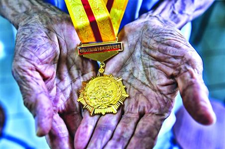 　今年89岁的抗战老战士张振兴获得的“中国人民抗日战争胜利70周年”纪念章