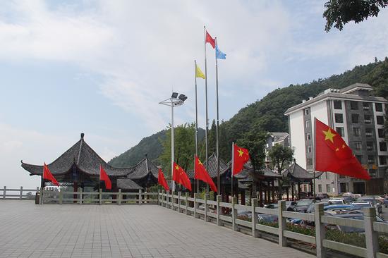 罗田薄刀峰景区送福利 游客系上红领巾入园免