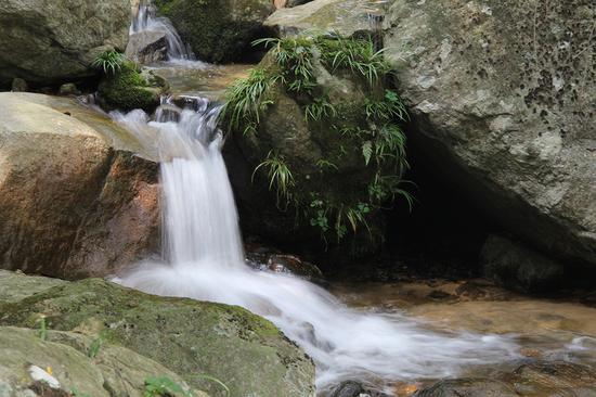 罗田薄刀峰景区送福利 游客系上红领巾入园免