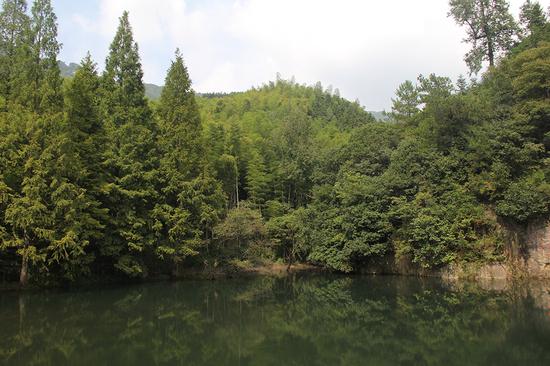 罗田薄刀峰景区送福利 游客系上红领巾入园免