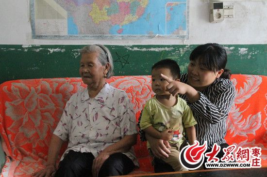 郑玉合老人妻子任泽兰、孙媳妇和曾孙一起观看阅兵仪式