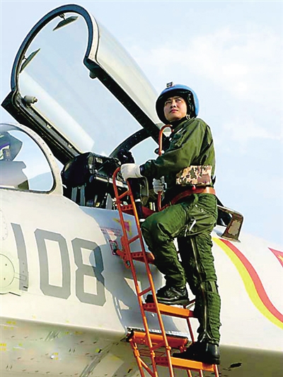 江津小伙领驾歼-15梯队 想陪孩子打三天游戏