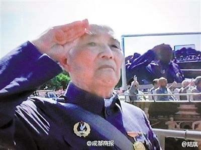 图为102岁的老兵陈廷儒行军礼。