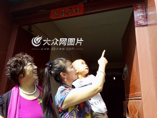 王超的姐姐帶著兒子龍龍來娘家觀看閱兵。（記者 王宗陽 攝）