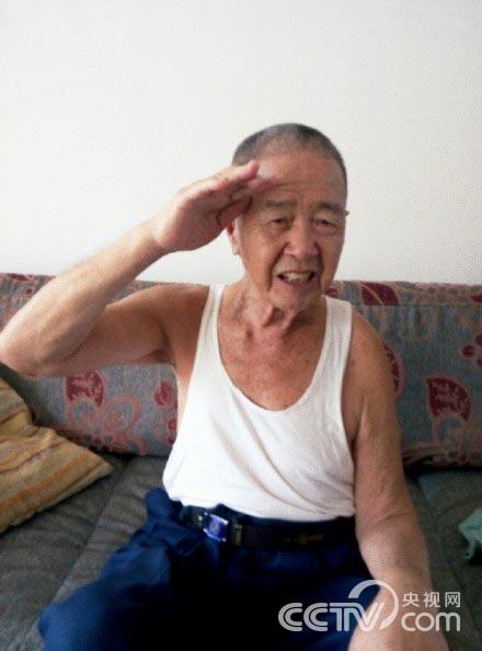 82岁老人向老兵敬礼