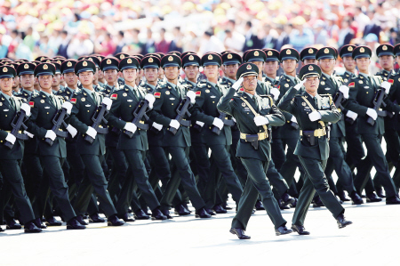 陈相文少将带领“华南游击队”英模部队方队受阅。新华社发