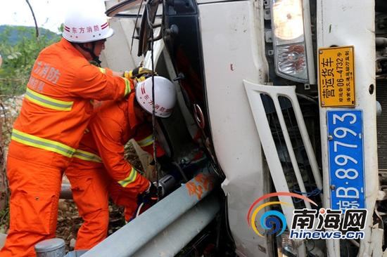 消防官兵在事故现场破拆救人(通讯员柴万杰摄)