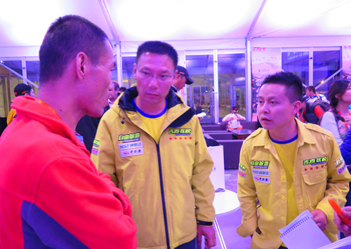 吉源驾校车队经理毛治军（右）与吉源驾校董事长、车手魏红杰