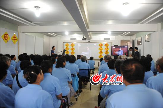 9月3日上午，济南甸柳新村一居百余名党员齐聚社区居民学校，观看9·3阅兵式。