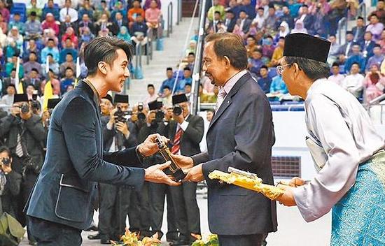 35岁吴尊获文莱最佳模范青年奖慰藉亡母