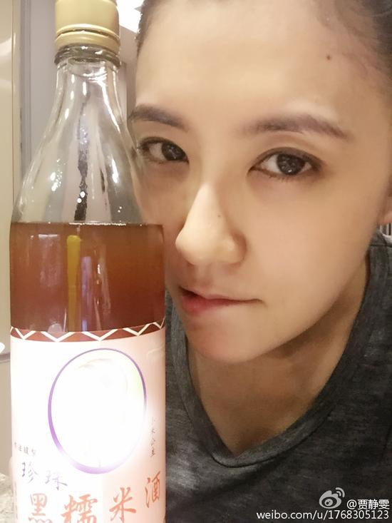 贾静雯手拿米酒
