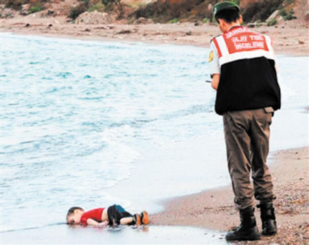 一张叙利亚3岁小难民艾兰伏尸土耳其海滩的照片，迅速传遍欧洲各国