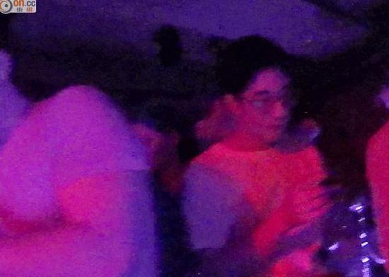 房祖名现身夜店