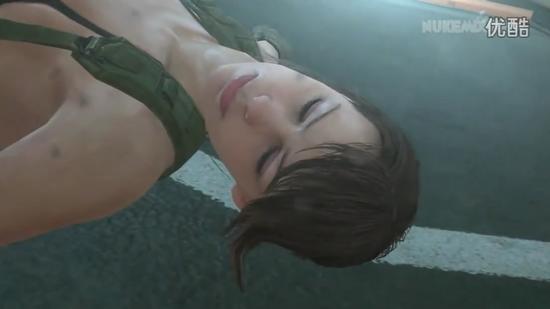 《合金装备V：幻痛》“静静”雨中浪漫湿身场景