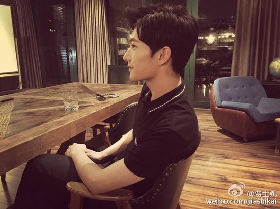 杨洋深夜开会仍坐姿笔直