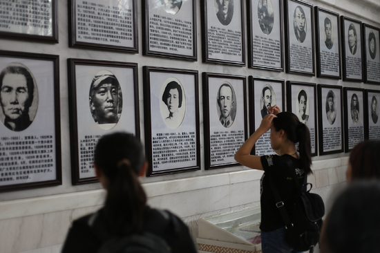 武汉大学历史学院实践队陵园祭先烈壮哉我中华