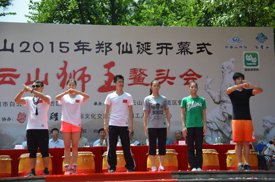 多名健康猫APP世界冠军高级私教在郑仙诞上