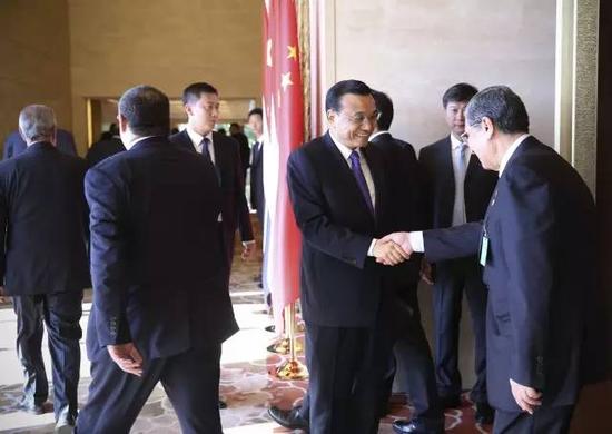 李克强与埃及代表团成员握手