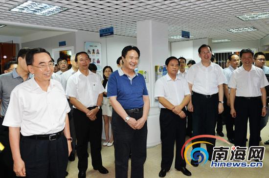 9月4日,海南省委书记罗保铭(前排左二),省委副书记、省长刘赐贵(前排左三)在广东省委副书记、省长朱小丹(前排左一)等领导的陪同下考察广州市越秀区登峰街宝汉地区外国人服务管理中心。本报特派记者王凯摄