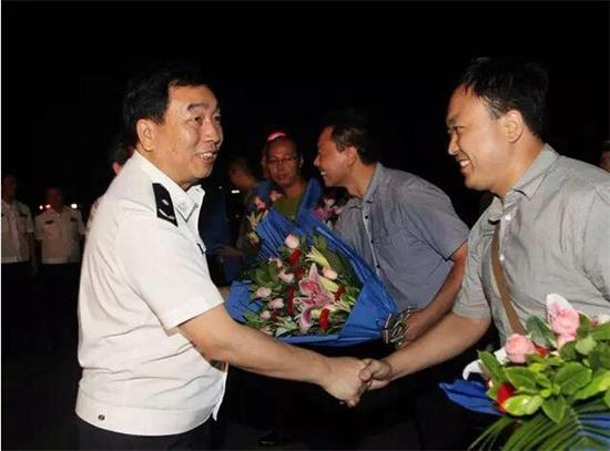 新乡市政府党组成员、市公安局党委书记、局长马义中亲自到车站迎接破案归来的民警。 王敏摄