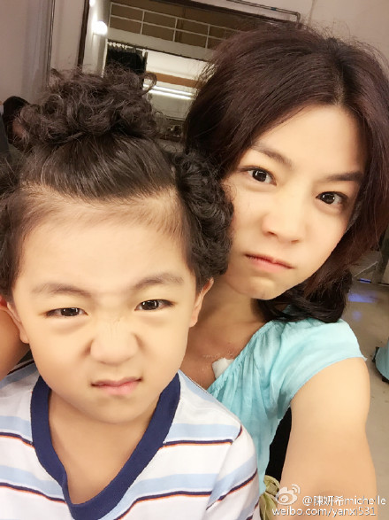 陈妍希似乎很喜欢小孩子