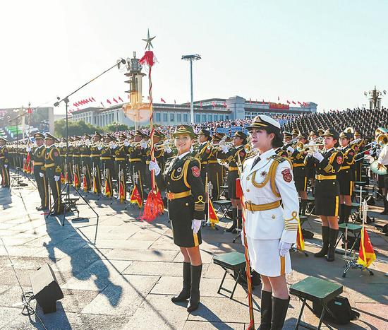 临沂姑娘高远落落大方不喊累:晒痕是阅兵的军