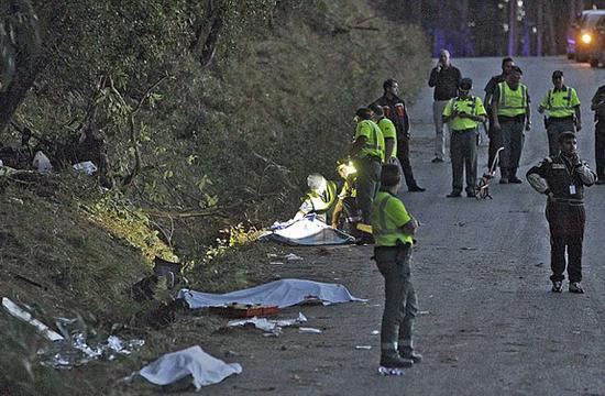 遇难者的遗体被放在赛道旁边，肇事赛车改变了行进方向