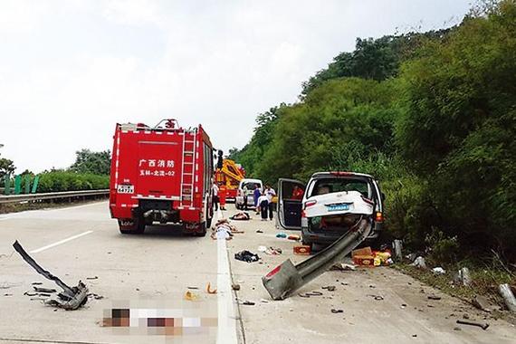 高速路上一商务车撞上防护栏被贯穿3死3伤