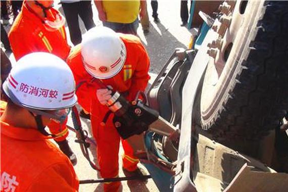 蛟河侧翻车致死2人 被埋者竟是妻子