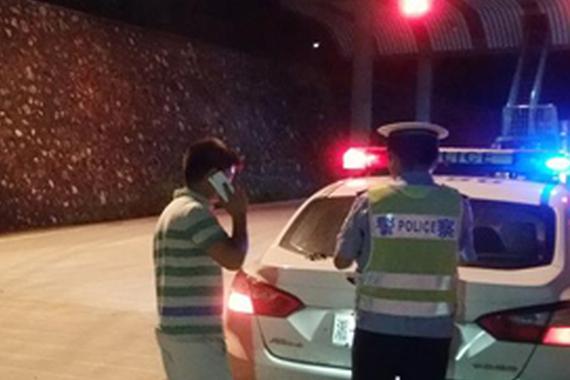 实习司机深夜被查反问交警