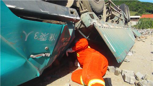 蛟河侧翻车致死2人 被埋者竟是妻子