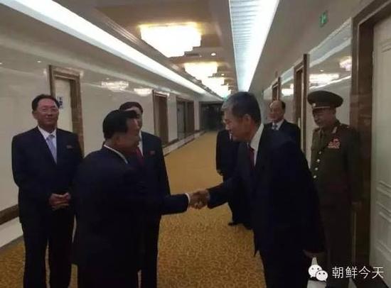 崔龙海与张承刚亲切握手。 图| 朝鲜今天