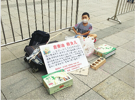 婷婷跟著爸爸在街頭擺攤 記者杜林 攝