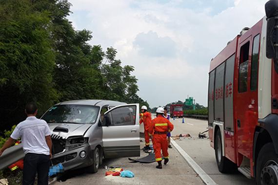 私家车撞上高速路护栏女童被甩出车外身亡