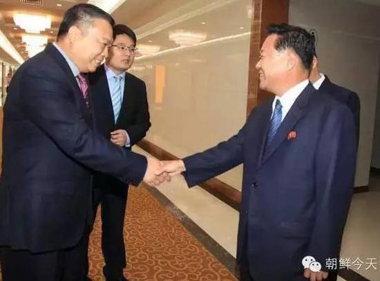 中国驻朝鲜大使李进军2日到平壤顺安国际机场送行，与崔龙海亲切握手。图| 朝鲜今天