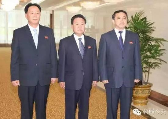 朝鲜劳动党中央政治局委员、党中央书记崔龙海（中）、朝鲜人民武力部第一副部长卢光哲（左）、外务省副相李吉成（右）2日上午启程访华。图| 朝鲜今天