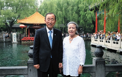  昨日，联合国秘书长潘基文与夫人在济南趵突泉留影。趵突泉官博截图