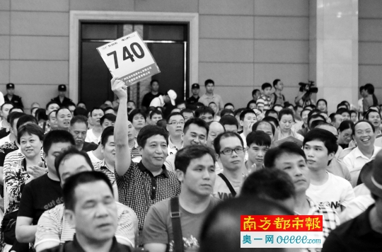 昨日,广东省省直机关公车改革首场拍卖会在白云会议中心一号楼举办,首辆公车最终由740号以18 。8万元拍得。南都记者 陈坤荣 摄
