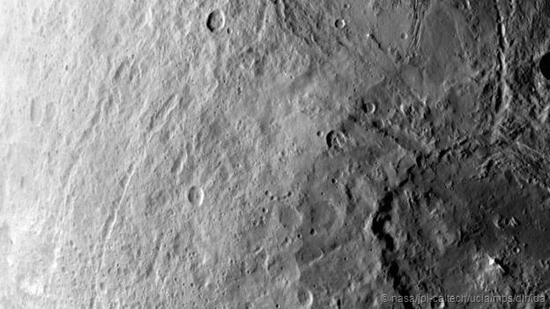谷神星地表分布有许多大型撞击坑