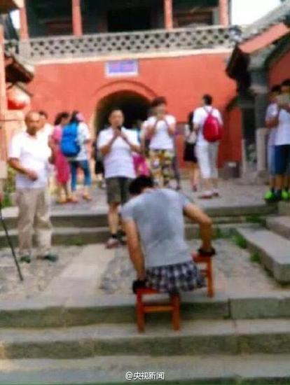 　小伙靠双手爬行