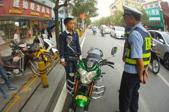 12岁男孩带弟弟闹市飙车被交警拦下