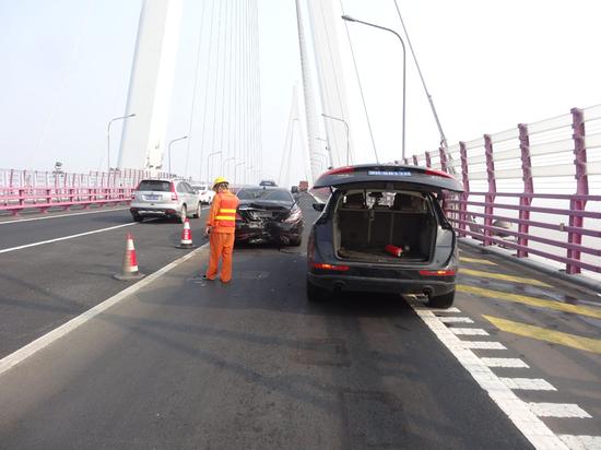 奥迪高速上追尾奔驰保时捷 损失可能上百万元_新浪宁波_新浪网