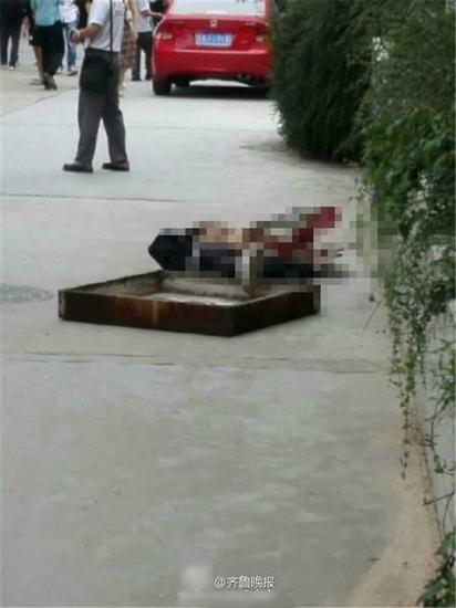 济南大学大一新生被坠落井盖砸死 其母被砸伤